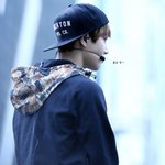 [EXO] 김준면 마이크에 <b>볼살</b> 꾸욱