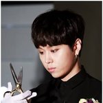 올블랙으로 <b>무장</b>한 용준형, 피부가 더 하얘보여