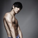 섹시 아이돌 <b>이준</b> 모델 포스 풍기는 듯