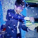 [시우민] 티에 물 부어서 <b>멀리</b> 날아가게 해주는 슈밍