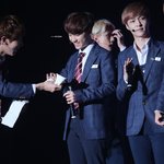 [EXO] <b>공손</b>하게 휴지주는 찬열이보고 웃는 경수