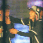[EXO] 팬싸에서 장난치는 백현이 종대 <b>움짤</b>