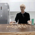 [exo] 먹는걸로 장난치는 <b>세훈이</b>