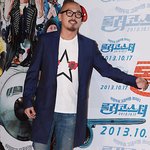 안경 패션에 푹 빠진 것 같은 하정우