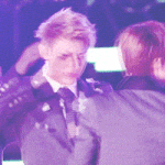 [EXO] <b>타오</b> 목에 살며시 집어넣고 가는 세훈이
