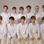 [exo]  꽃을 든 남자 시우민 뒤에 종대 잇몸미소 ㅋ