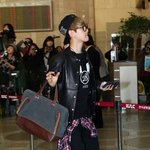 [EXO] [포토] 엑소 백현 '어색한 <b>가방</b>들기'