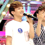 [EXO] 종대 뒤 도경수의 뇌쇄적인 <b>눈빛</b>