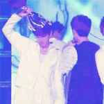 [EXO] 트로피를 <b>왕관</b>으로 쓰는 변백현