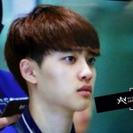 [exo] 오늘 도경수 <b>받침대</b>로 폰하는 박찬열