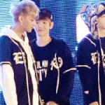 [exo] <b>침울</b>한 타오에게 엄지 들어주는 백현