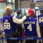 [EXO] 공항에서 백현이 머리 만지며 노는 <b>타오</b>