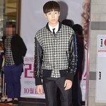 앞머리를 진짜 내키는 대로 자른 것 같은 이현우