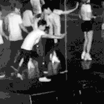 [EXO] 도경수 멀리서 팬들에게 <b>스프레이</b> 뿌리다가