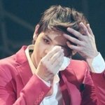 <b>무대</b>위 땀닦는 男<b>아이돌</b> 모습