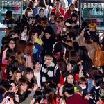 [EXO] 시우민 공항에서 <b>사생</b>때문에 치여서 앞으로 못나가니깐 기자님이...