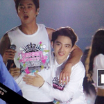 [EXO] 헐엑소콘서트에서 <b>어떤</b><b>아이돌</b>이랑 껴안음
