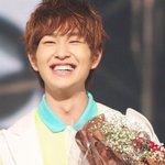 꽃다발 들고 기쁜 아이돌 모습