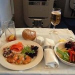 퍼스트 클래스의 다양한 기내식 <b>메뉴들</b>