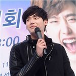 팬들 일일이 쓰담쓰담 해주는 이종석! 훈훈 터짐!