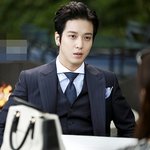 뱀파이어 <b>신사</b> 느낌 작렬하는 요즘 정용화