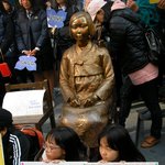 [위안부] <b>평화</b>의 소녀상 앞에서 위안부 할머니들의 아픔을 전하다...