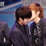 <b>은밀</b>한 귓속말 나누는 아이돌들