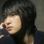 턱괴고 <b>아련</b>한 모습의 아이돌