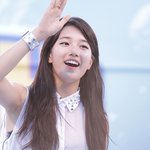 <b>비오</b>는 날 무대에서 흠뻑 젖은 수지의 시스루 스타일.jpg