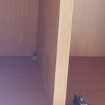 [도와주세요] 오래된 <b>장식장</b>에 이상한 게 생겻어요ㅠㅠ