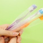 일회용 봉지는 <b>NO</b>!! 여행 갈 때 칫솔 챙기는 방법!