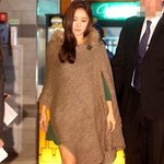 시사회에 망태기 같은 걸 쓰고 온 <b>홍수아</b>