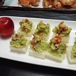 스파클링 와인과 과카몰리(아보카도 요리)─마로<b>키친</b>