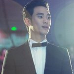 간만에 <b>정장</b> 차려 입은 김수현