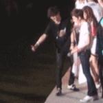 [exo] <b>sm콘</b>에서 휠체어탄팬에게 깃발건네주는경수