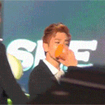 [exo] <b>팬</b>들한테 <b>사랑</b>을 담아서 던지는 백현이