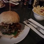 [<b>LIFE</b>]몰타- 슬리에마의 빅 사이즈 버거 ''BADASS BURGERS''