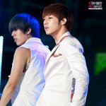男아이돌의 빛나는 화이트 <b>수트</b> 패션