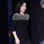 분홍색으로 <b>딱딱</b> 포인트 준 전도연 최근