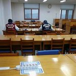 "일어나면 지는거다" 두 학생이 절대로 <b>양보</b>할 수 없는 이유는....