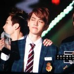 [EXO] 트로피를 다루는  백현이의 <b>자세</b>