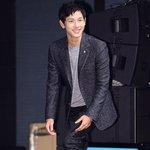 <b>모직</b> 자켓 입은 임시완 쨔응