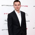 턱수염+<b>반삭</b> 때문에 급 노숙해 보이는 니콜라스 홀트