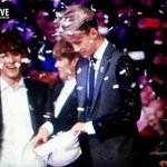 [EXO] 근데 오세훈 크레용팝 <b>헬멧</b>에다 깃털 모은거??