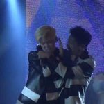 [BAP] 막내한테 뽑뽀하려는 힘챠와 <b>온몸</b>으로 거부하는 준홍이 