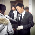 이범수 <b>왼손</b>에 깁스하고 총리와 나 촬영중