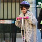 롱가디건 입고 <b>킥보드</b> 타는 수리 크루즈