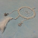 우아하고 아름다운 태팅에 빠진 여자