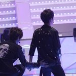 [EXO] 경수엉덩이 <b>몰래</b> 만지는 백혀니