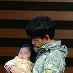 김수현한테 안긴 아이 ㅋㅋ